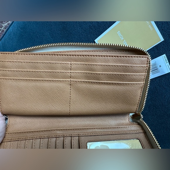 MICHAEL Michael Kors
Logo Jet Set Travel Continental Cream Wristlet Wallet NWT - Picture 11 of 14